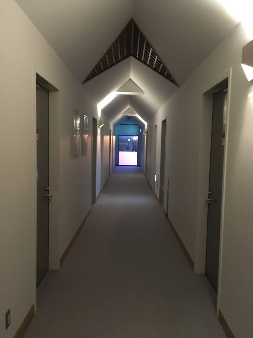 宿泊研修施設 オーロラハウス (Aurora House) hallway for the rooms